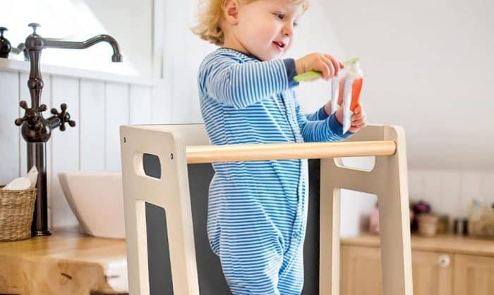 Un enfant sur un tour d'observation Montessori