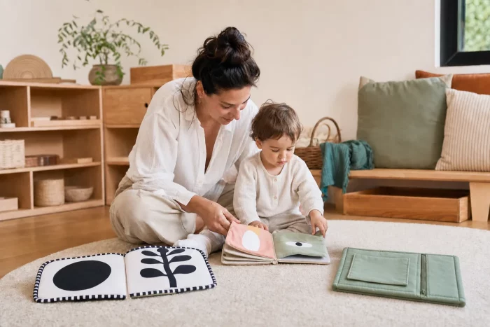Parent et enfant découvrant plusieurs formats de livres sensoriels